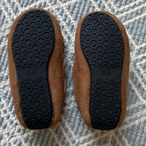 NWOT Lucky Brand Toddler Tan Moccasin Slippers - Picture 4 of 5